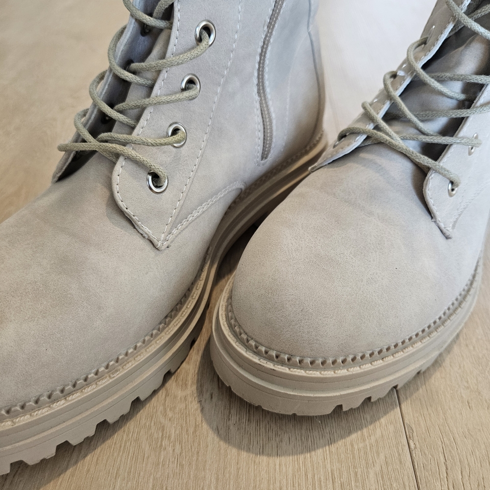 Women's Cream Lace-Up Boots - Picture 2 of 5